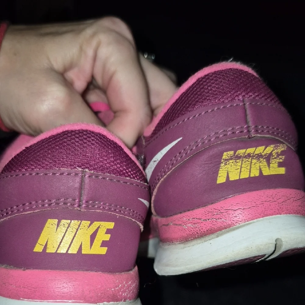 Nike Women's Fuchsia Athletic Shoes Size 6.5 - Picture 5 of 5